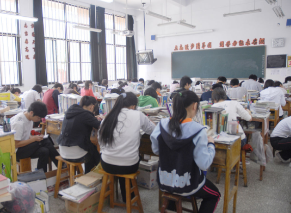 打破传统课堂让老师从讲台前走到了学生后从教师主导到学生主场 打破传统课堂让老师从讲台前走到了学生后从教师主导到学生主场